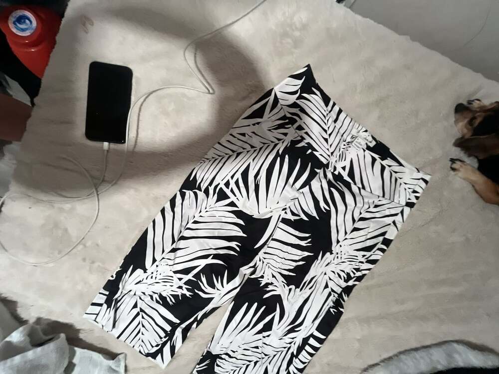 White House Black Market Capri Pants Size 4 Black White Palm Leaves